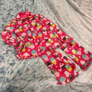 Pink button down roughly pajamas by Carter’s for girls size 7 cupcake print